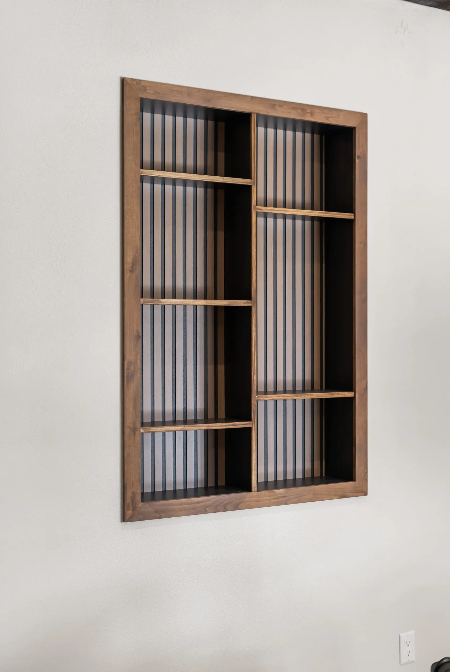 Wooden wall shelf with striped backing